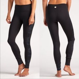 Vuori Asymmetric Black Camo Stripe Block Block Legging Small